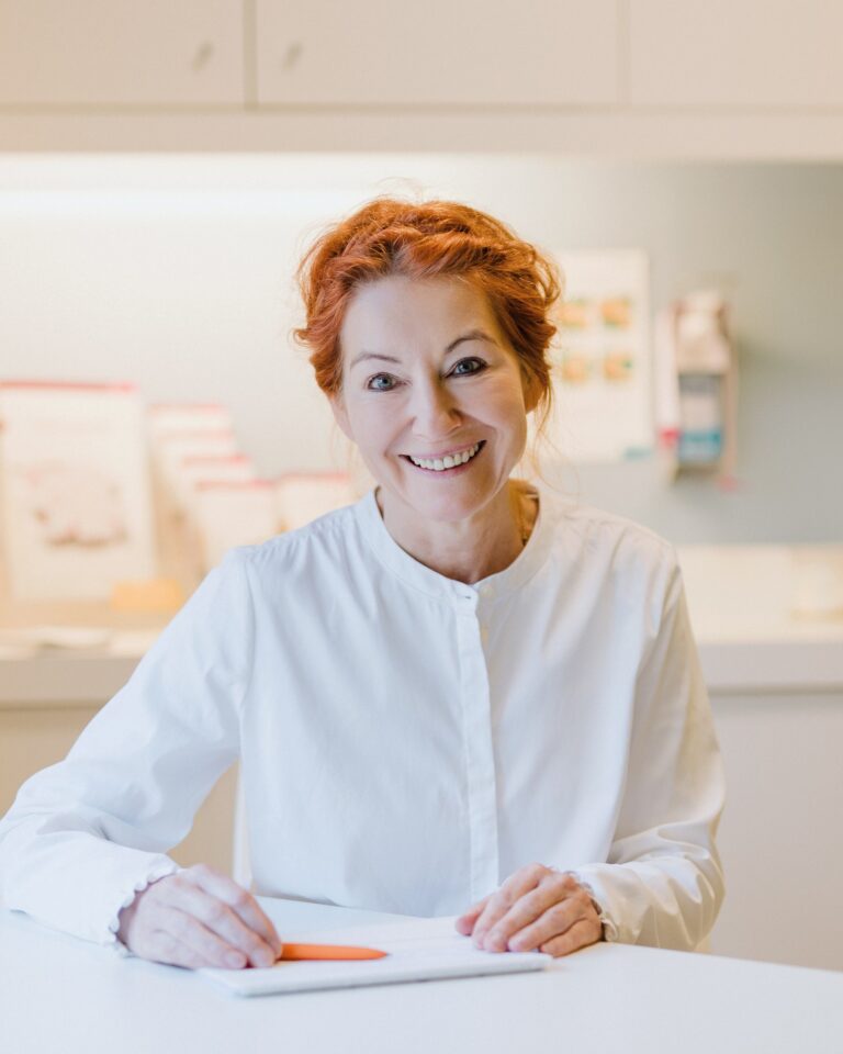 Adelheid Meyer-Wilmes, Frauenärztin in Oelde, in ihrem Sprechzimmer