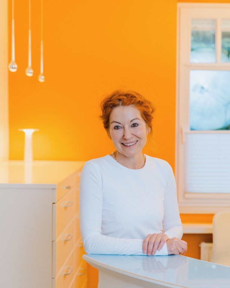 Adelheid Meyer-Wilmes, Frauenärztin in Oelde, am Empfang ihrer Praxis