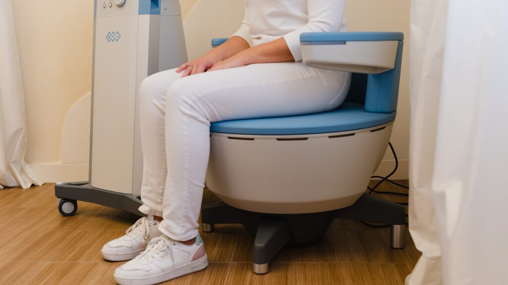 Patientin auf dem BTL EMSELLA-Stuhl zur Beckenbodenstärkung, Praxis Meyer-Wilmes Oelde