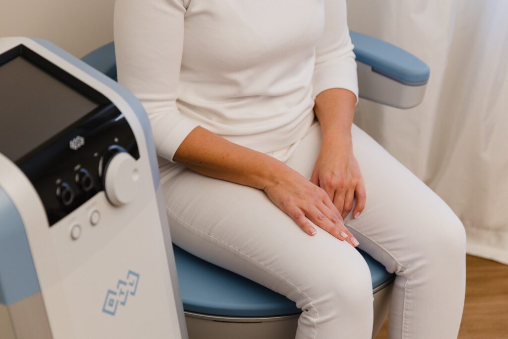 Patientin in entspannter Haltung auf dem BTL EMSELLA-Stuhl, Praxis Meyer-Wilmes Oelde