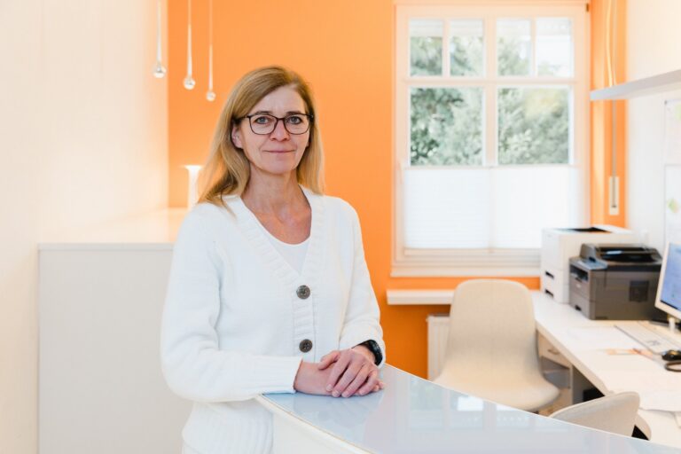 Empfang der Praxis Meyer-Wilmes mit einer Mitarbeiterin