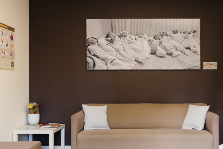 Wartebereich mit dem Wandbild aus über 20 Jahren Geburtshilfe am Marienhospital Oelde