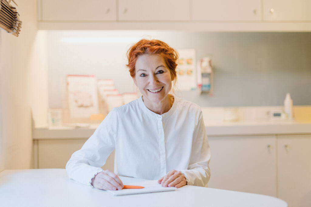 Adelheid Meyer-Wilmes im Aufklärungsgespräch vor einem ambulanten Eingriff, Praxis Meyer-Wilmes Oelde
